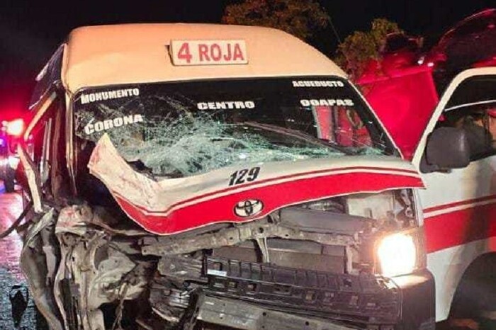 Tarímbaro: Choca combi roja en la Morelia-Salamanca