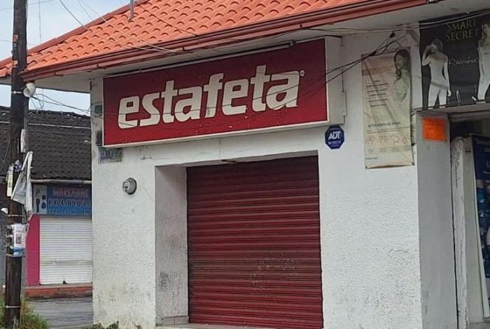 Tarímbaro: vuelca camioneta de Estafeta, tras atropellar una vaca