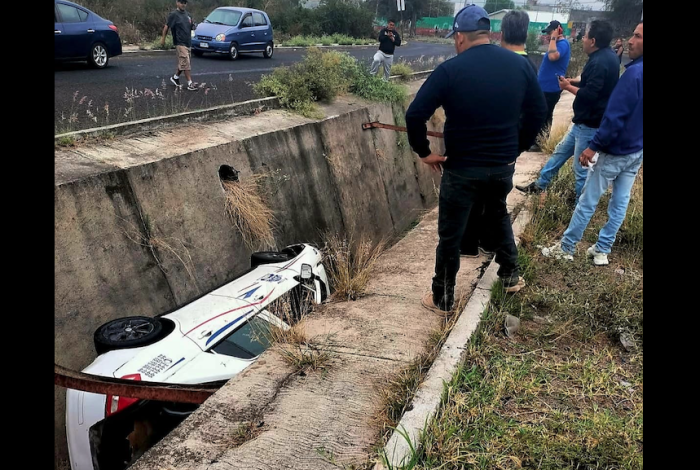 Taxi cae a canal pluvial en Metrópolis II, Tarímbaro