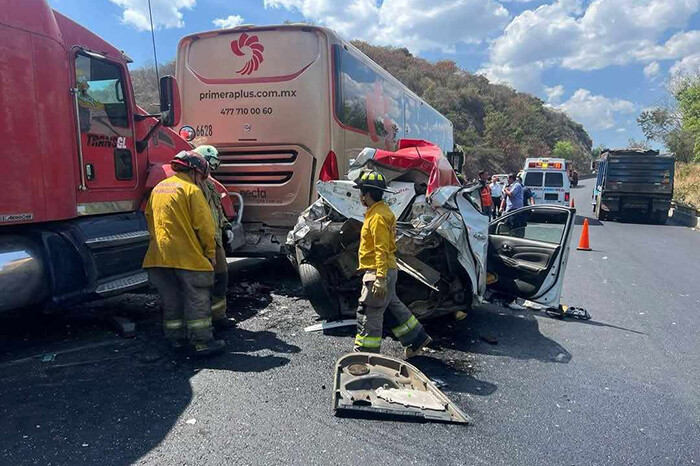 Taxi de Tiripetío es embestido por un tráiler en la Morelia-Pátzcuaro; hay 2 heridos