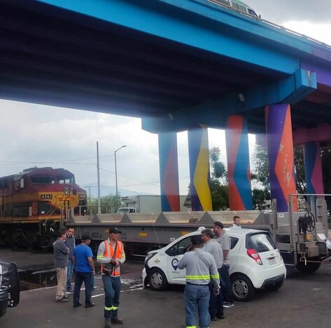 Taxi es impactado por el tren en Morelia