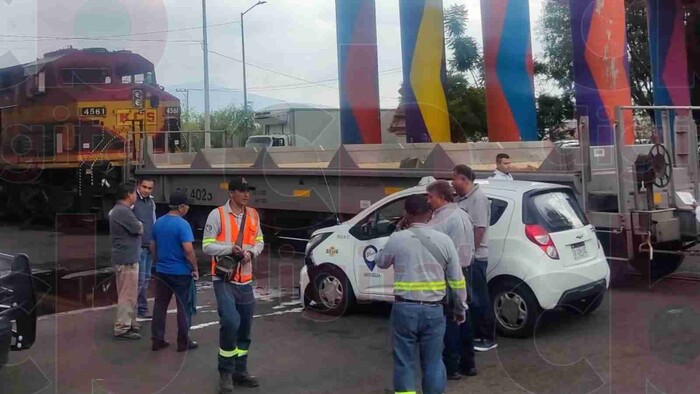 Taxi le quiere ganar el paso al tren en Tres Puentes