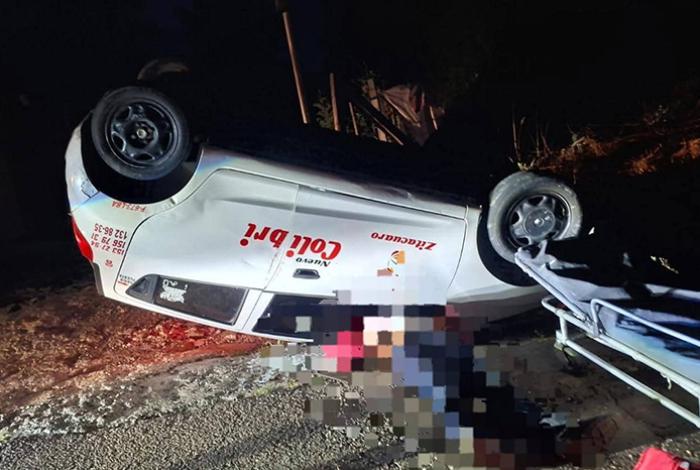 Taxista queda herido tras la volcadura de su auto en la Zitácuaro-Aputzio