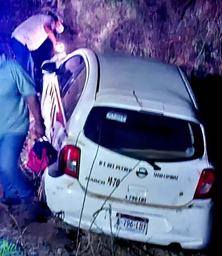 Taxista y asaltante forcejean y caen a un barranco en LC