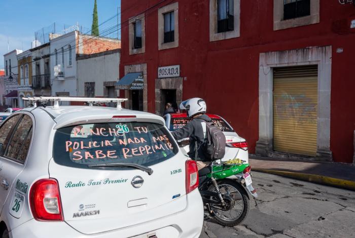 Taxistas se manifiestan en torno del CAM, con cierres vehiculares y toma