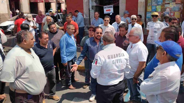 Taxistas se quejan de hostigamiento en sitios y toman Avenida Madero