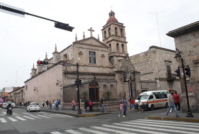 Templo de la Cruz: pequeño pero en una esquina estratégica del Centro de Morelia