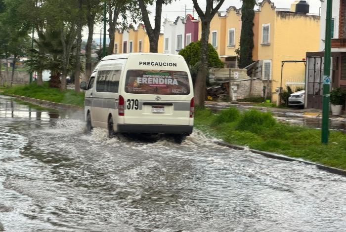 Tiníjaro se inunda: OOAPAS ausente y Policía Morelia contiene la emergencia