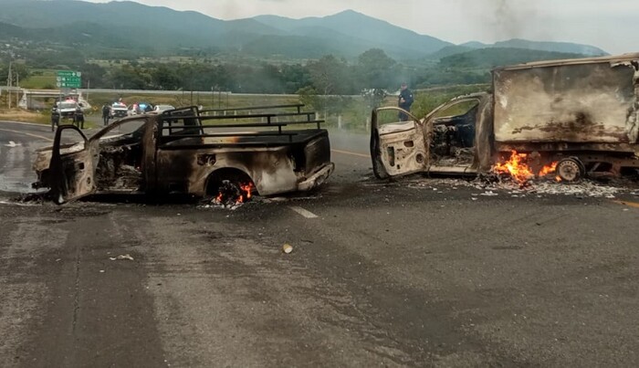 Tiroteo en Erongarícuaro desata quema de vehículos y bloqueos carreteros en Michoacán