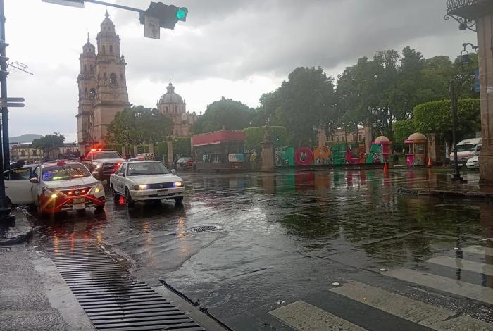 Tormenta eléctrica y fuerte lluvia golpean zona sur y norte de Morelia