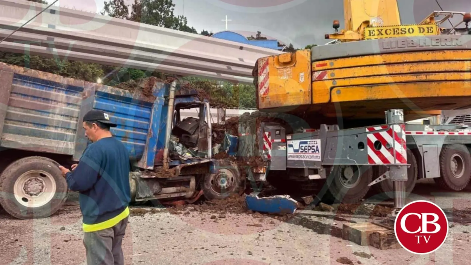 Torton destroza varios autos en el libramiento de Zitácuaro
