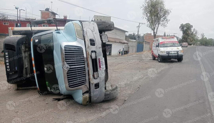 Torton volcado en la Morelia-Salamanca alerta a las autoridades