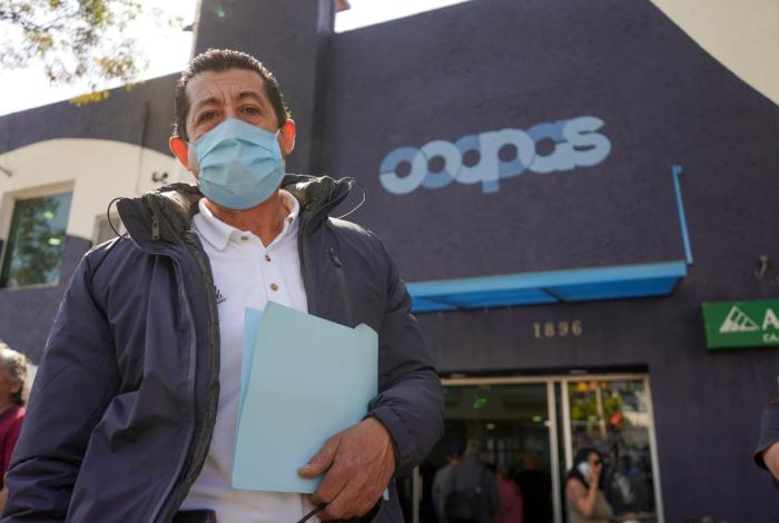 Trabajador despedido logra diálogo con directivos del OOAPAS tras manifestación