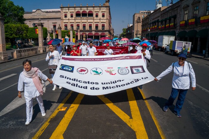 Trabajadores de salud llegan al Centro Histórico de Morelia