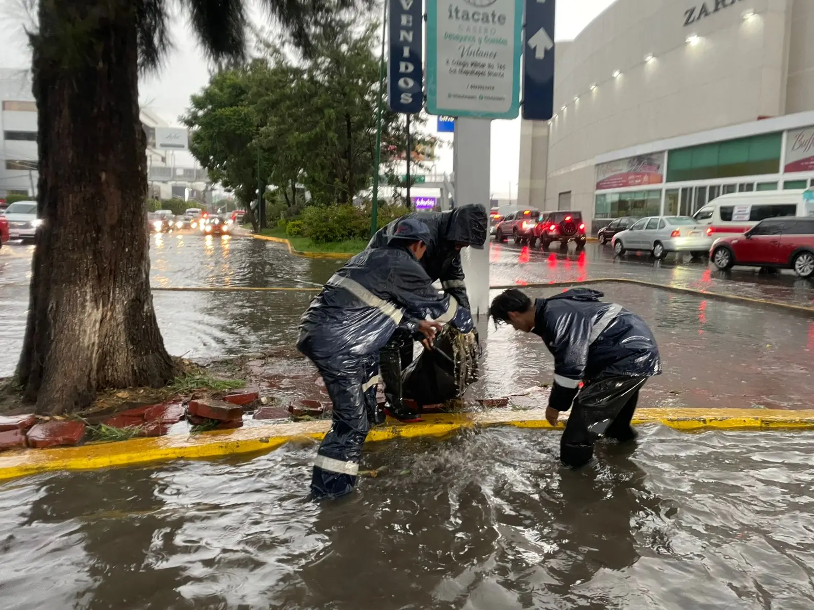 Trabajadores del Ayuntamiento atienden encharcamientos en varias zonas de Morelia