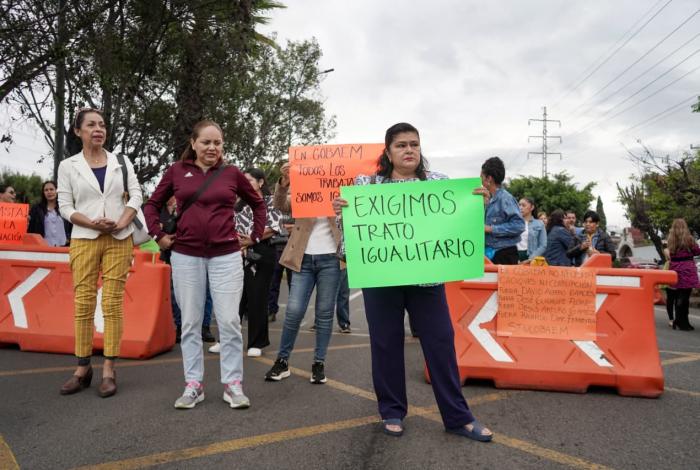 Trabajadores del Cobaem bloquean libramiento de Morelia;  exigen diálogo, pero los repliegan