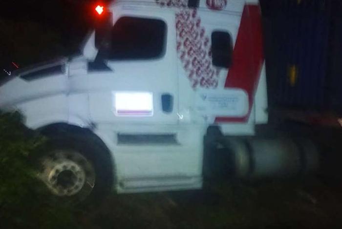 Tractocamión choca contra una vaca en la Autopista Siglo XXI; conductor resulta ileso