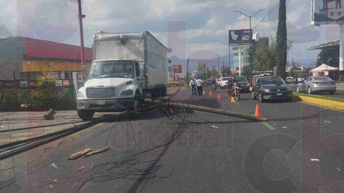 Tractocamión derriba poste en Altozano