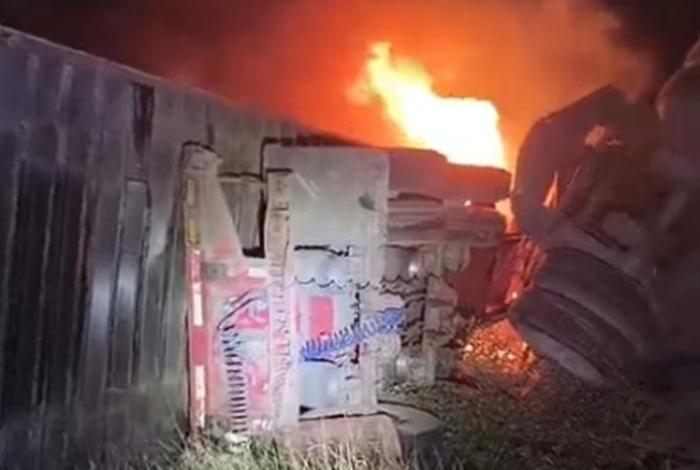 Tractocamión se sale del camino y se incendia en la Siglo XXI; el conductor muere