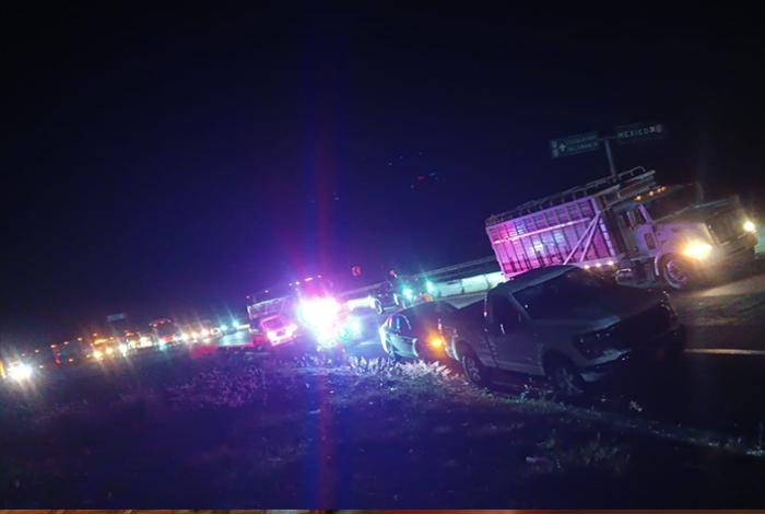 Tractocamión sobredimensionado queda atorado en el entronque México-Guadalajara/Morelia-Salamanca