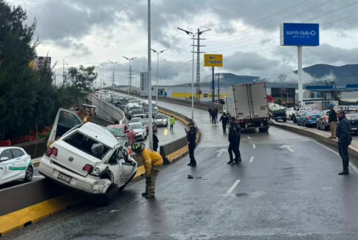 Tractocamiones chocan auto y lo proyectan contra muro divisorio en Morelia