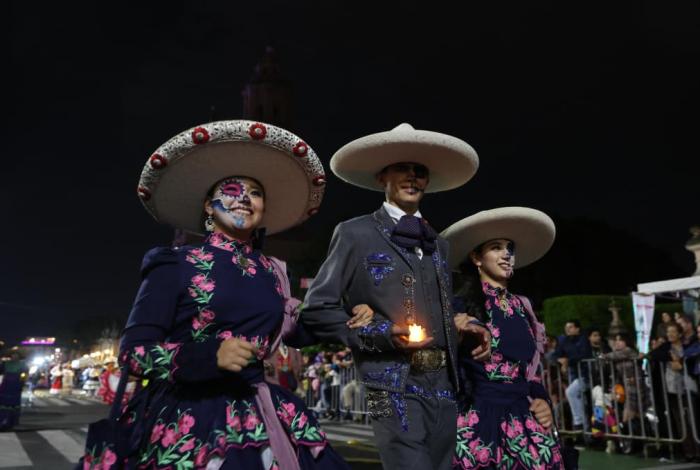 Tradición, color y miles de personas, en Desfile de Catrinas y Catrines 2025