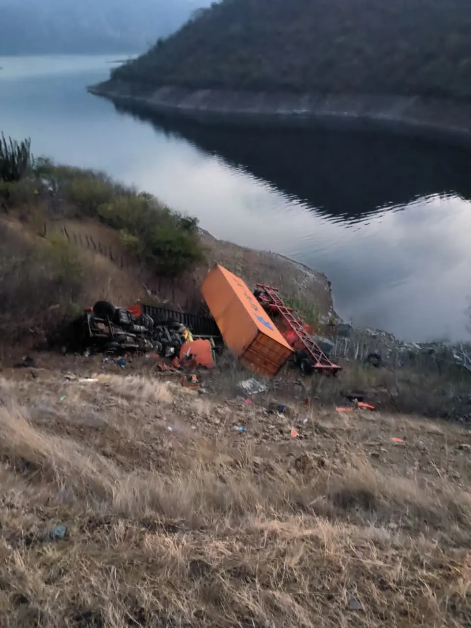 Tráiler cae a barranco y muere conductor en la Siglo XXI