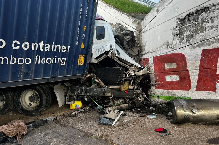 Tráiler cae de puente en Autopista de Occidente