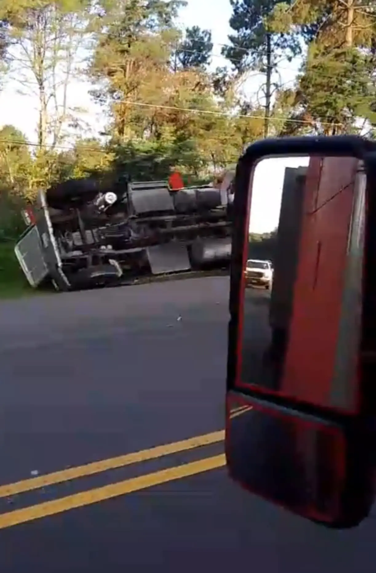Tráiler cargado de fruta vuelca en la carretera a Uruapan-Paracho