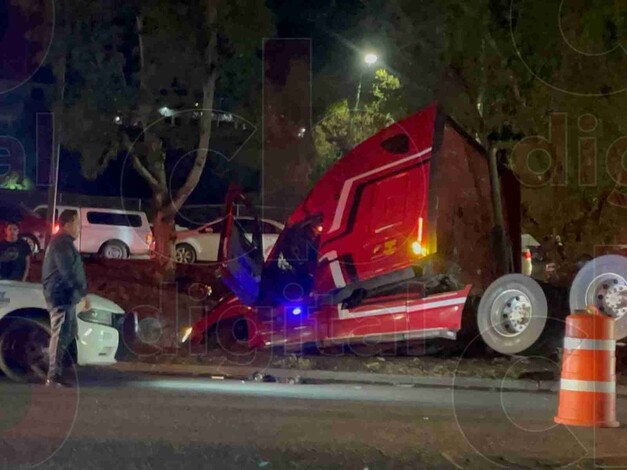 Tráiler choca auto en al pincharse un neumático en el libramiento