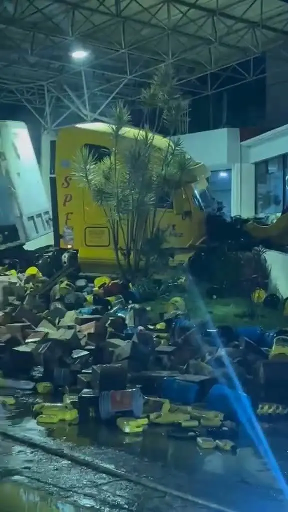 Tráiler choca autos y destruye parte de la caseta de Zinapécuaro, en la de Occidente