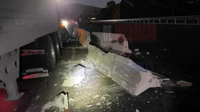 Tráiler choca contra muro de contención en la autopista Siglo XXI