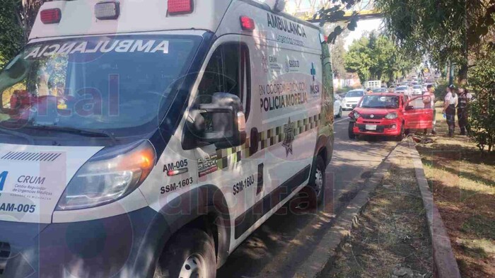 Tráiler choca un auto y se da a la fuga en Morelia