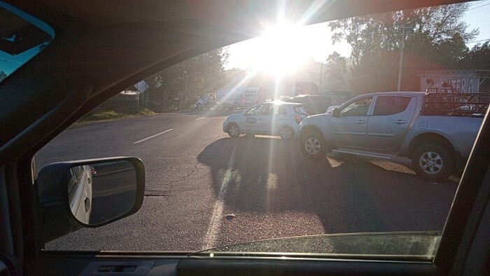 Tráiler de Pemex y camión bloquean la entrada a la ciudad de Uruapan