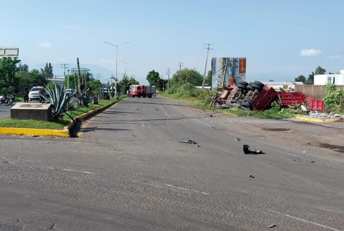 Tráiler fuera de control embiste varios vehículos; hay un muerto