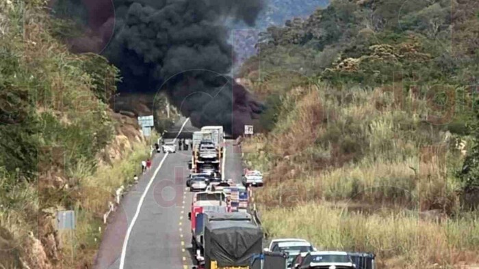 Tráiler incendiado en la Siglo XXI