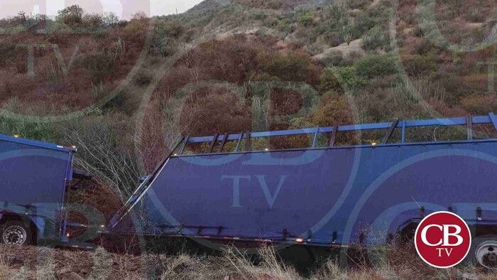 Tráiler nodriza se sale de la carretera en la Siglo XXI