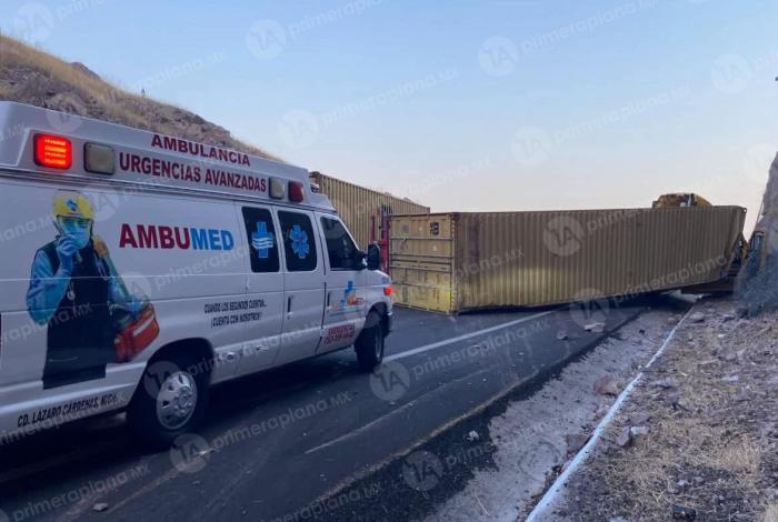 Trailer pierde el control y se estampa en la Siglo XXI