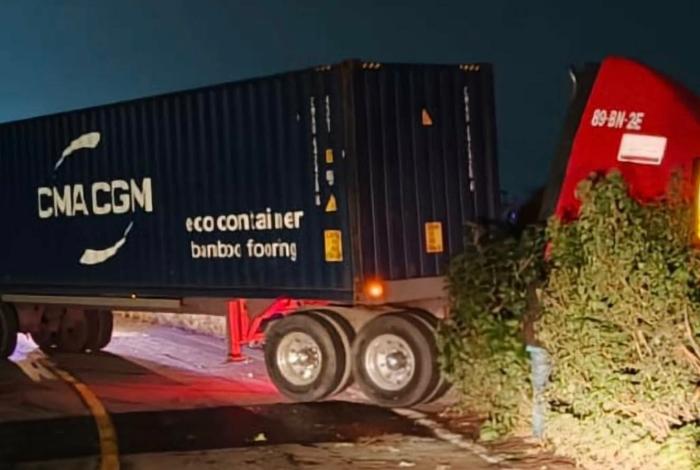 Tráiler queda atravesado en la Morelia-Maravatío; no hubo lesionados