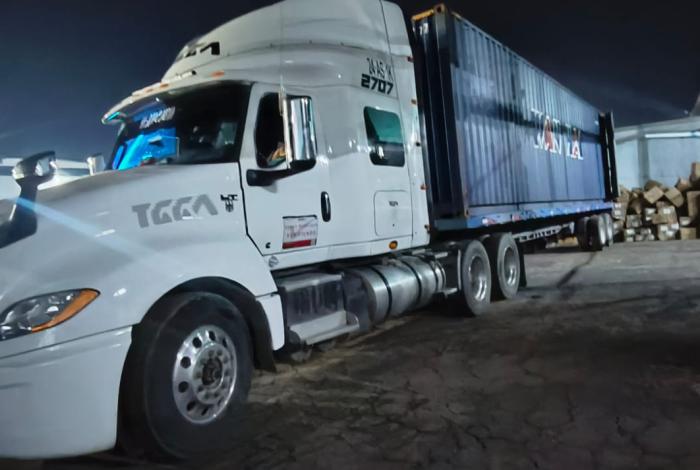 Tráiler robado en el puerto de Lázaro Cárdenas es recuperado en Uruapan; los delincuentes logran huir