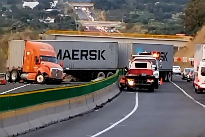 Trailer se accidenta y bloquea parcialmente la autopista Siglo XXI