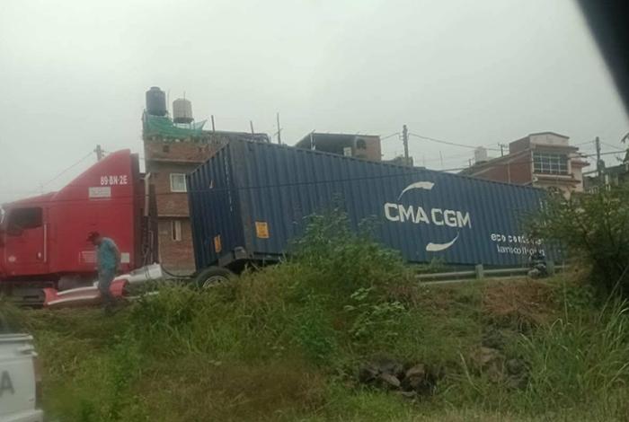 Tráiler se queda atravesado en la Morelia-Charo y corta la circulación