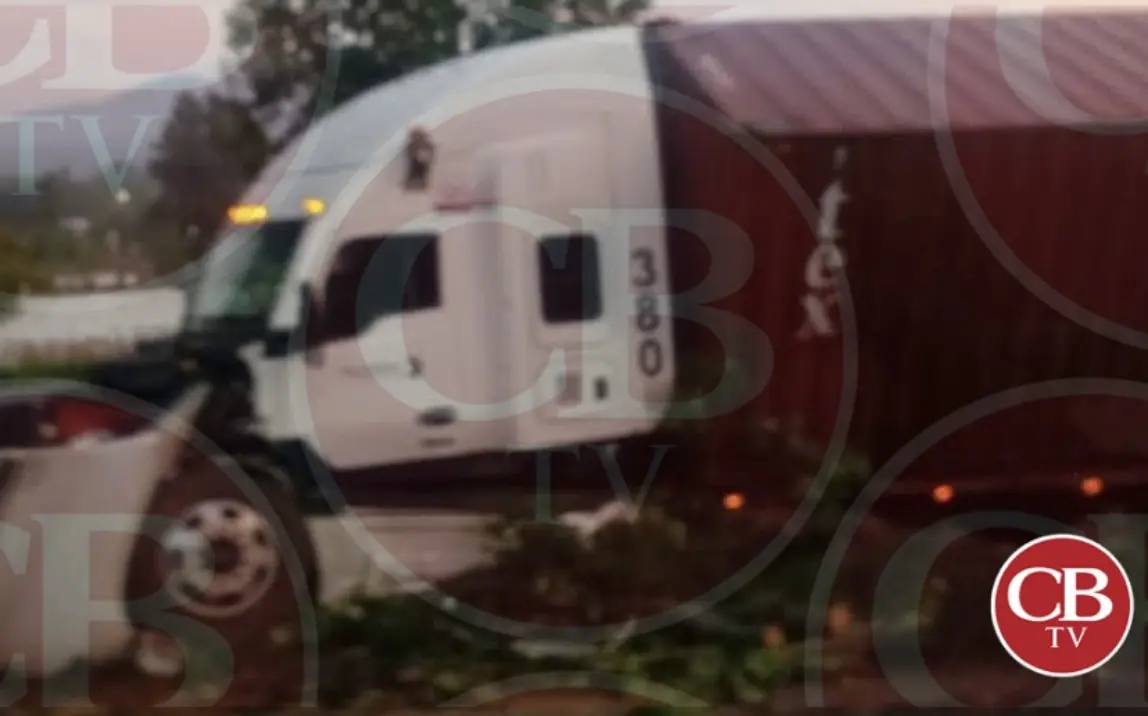 Tráiler se va al camellón en la Morelia-Pátzcuaro