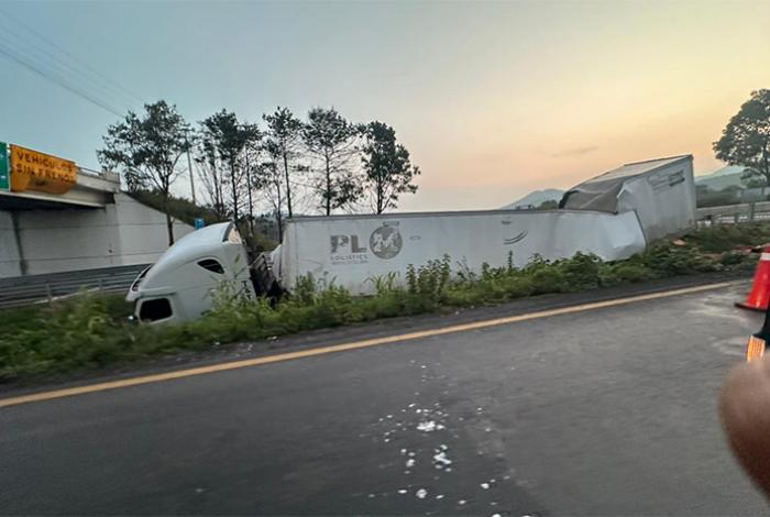 Tráiler sin frenos se sale del camino cerca de la caseta de Zinapécuaro, en la Autopista de Occidente