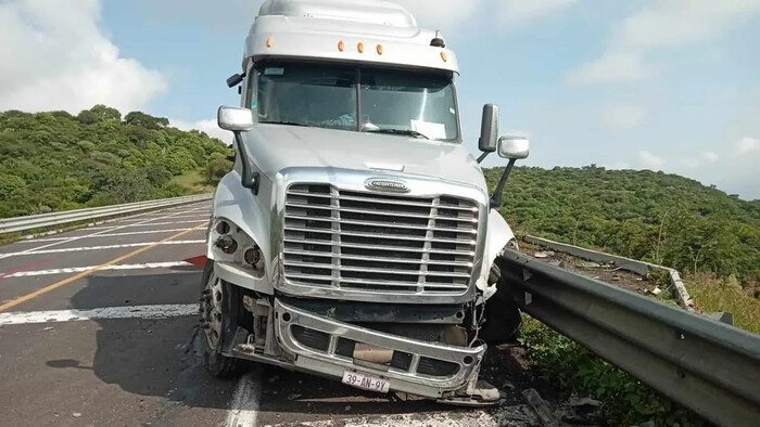 Tráiler sufre accidente en la autopista Pátzcuaro-Cuitzeo