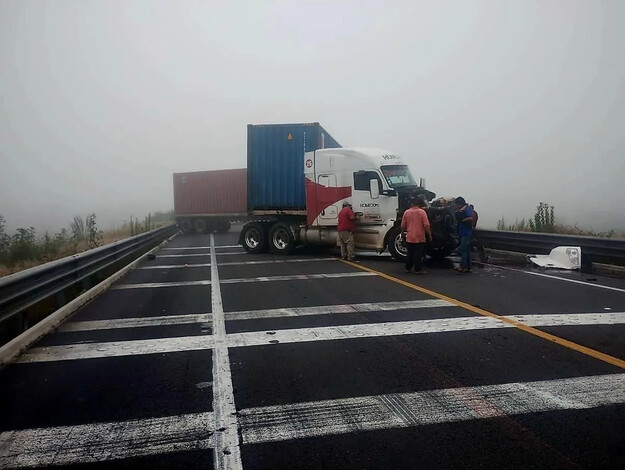 Tráiler sufre accidente en la carretera Pátzcuaro-Cuitzeo