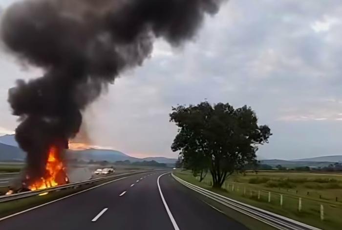 Tráiler vuelca y arde en llamas en la autopista México-Guadalajara