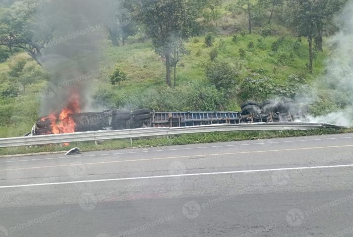 Trailer vuelca y se incendia en la Siglo XXI