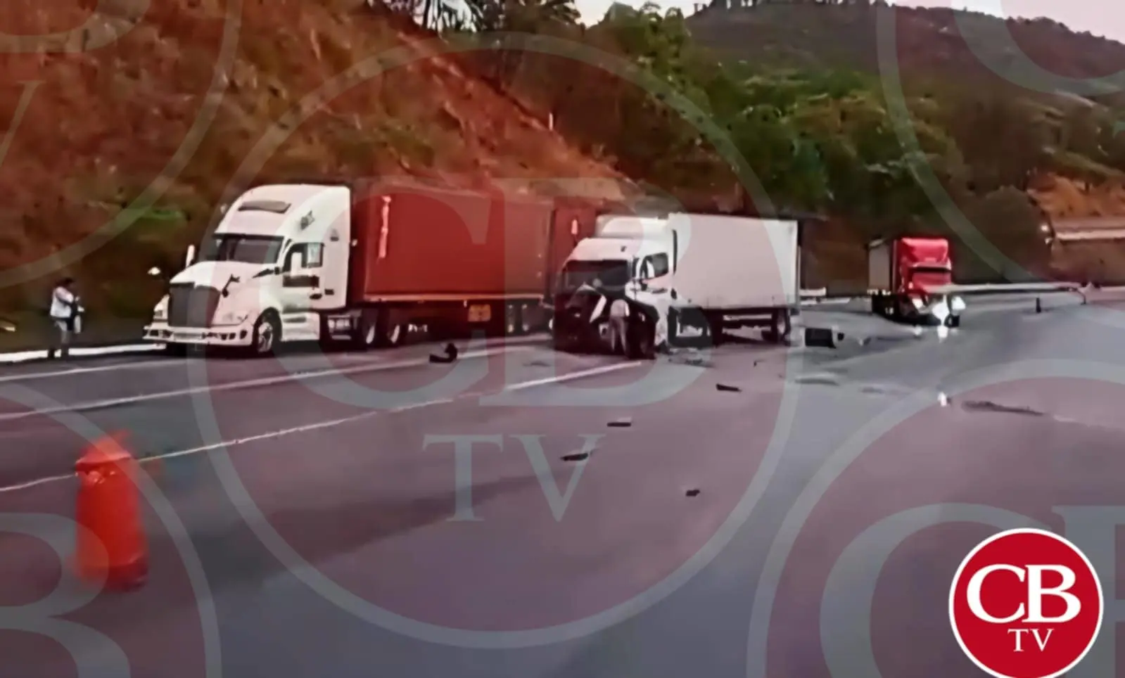 Tráileres chocan por alcance en la Siglo XXI