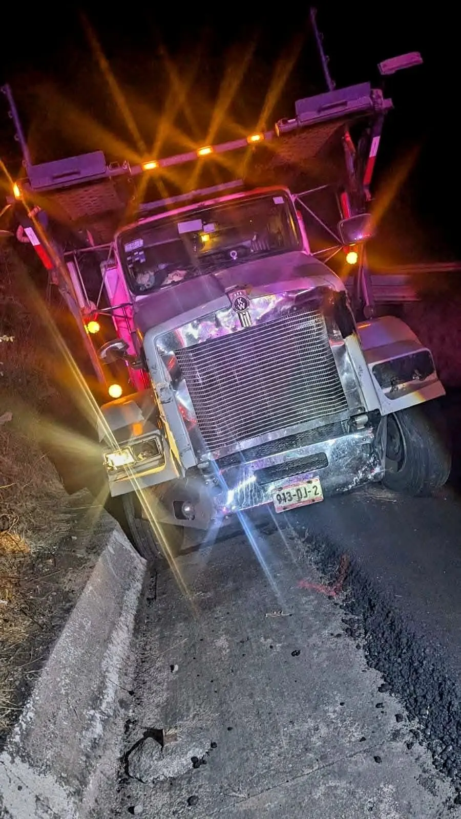 Trailero destroza auto y mata a conductor en la autopista Siglo XXI